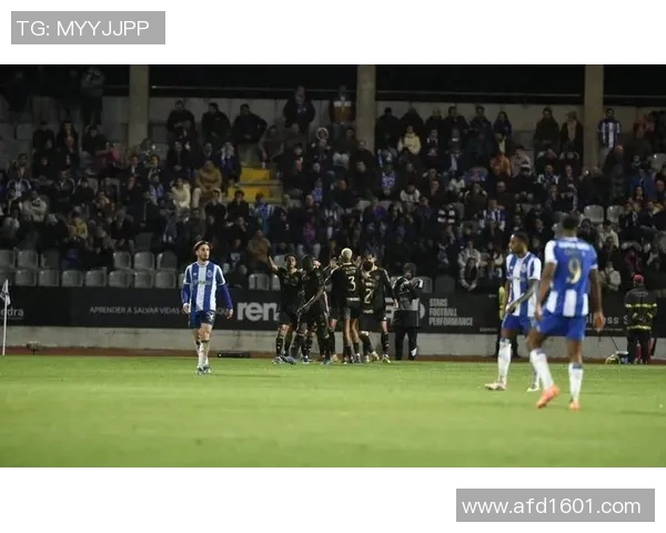 在裁判更衣室播映争议画面,葡足协宣告对波尔图进行调查 在裁判更衣室播映争议画面,葡足协宣告对波尔图进行调查