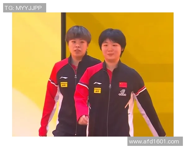 女单颁奖礼:冠军王艺迪面带微微的笑脸,亚军笑脸绚烂,十分骄傲 女单颁奖礼:冠军王艺迪面带微微的笑脸,亚军笑脸绚烂,十分骄傲